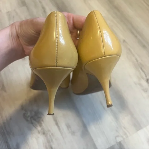 Coach patent mustard court shoe high heels - Picture 4 of 7